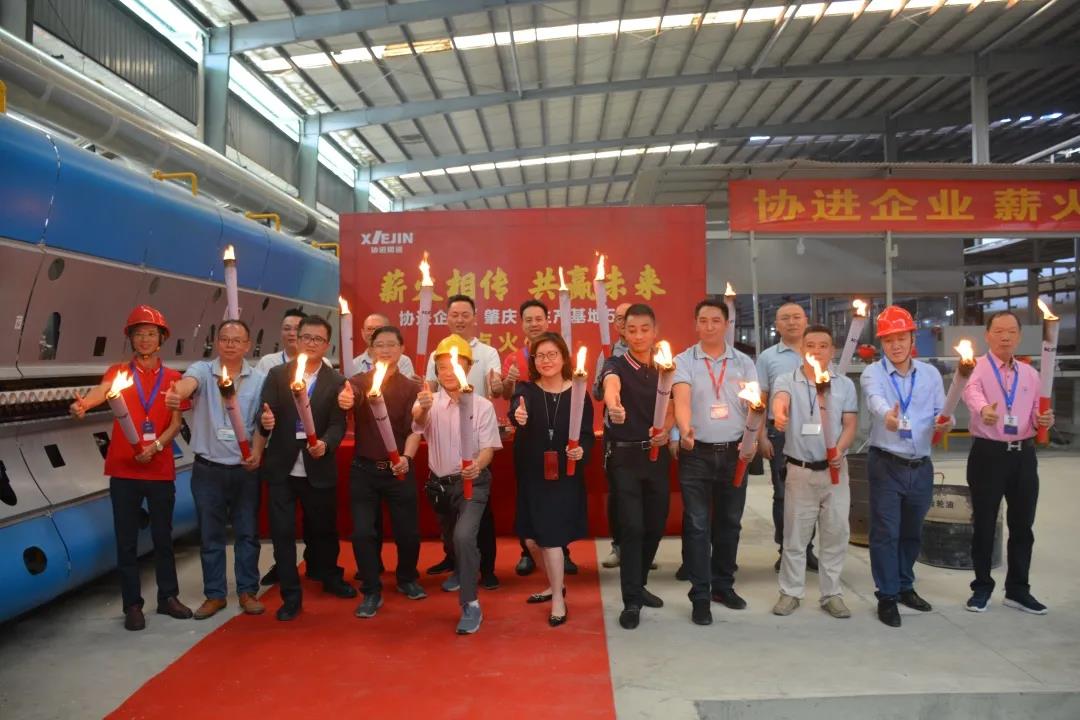 智能升級，領(lǐng)行業(yè)新未來——協(xié)進(jìn)企業(yè)肇慶生產(chǎn)基地智能巖板生產(chǎn)線順利點火